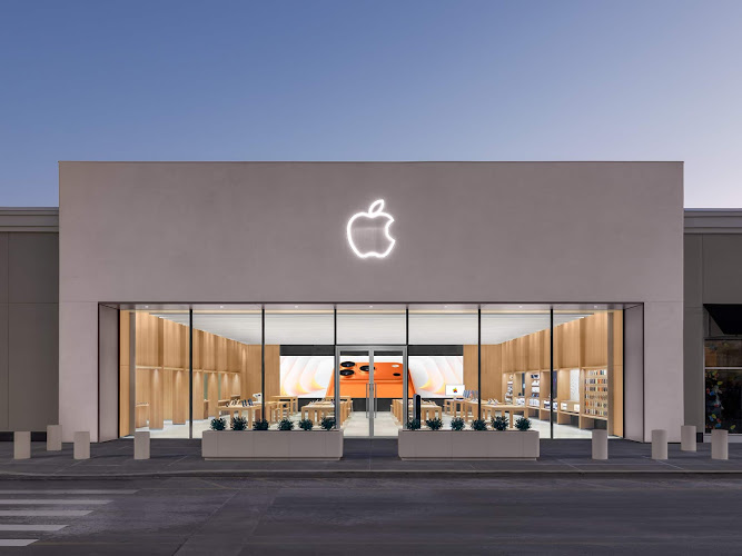 Apple The Shops at Blackstone Valley Electronics Repair Shop in Millbury, MA photo