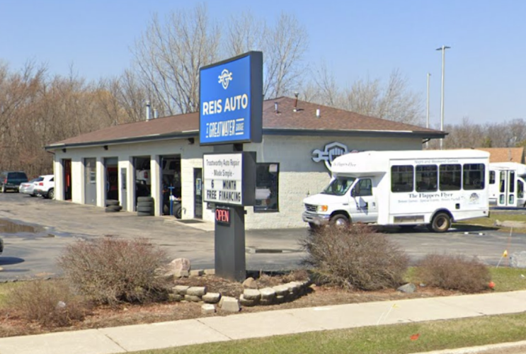 REIS Auto - Greenfield Auto Repair Shop in Milwaukee, WI photo