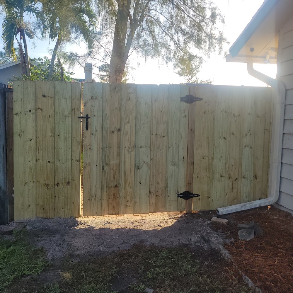 Gallery photo for Pick-it Fence | Fence Installation | Wood Fence | Aluminum Fence | Fence Installation & Repair Palm Beach in Loxahatchee, FL