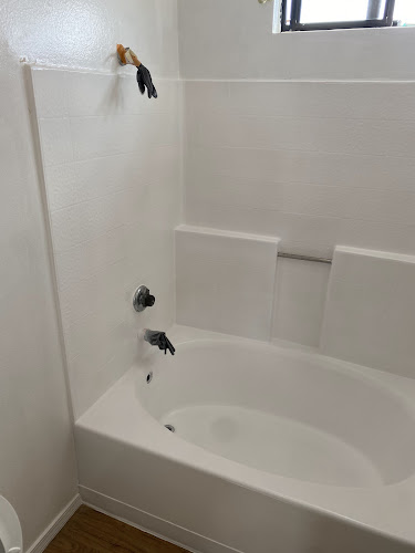 Bathtub Reglazing LB Contractor in Long Beach, CA photo