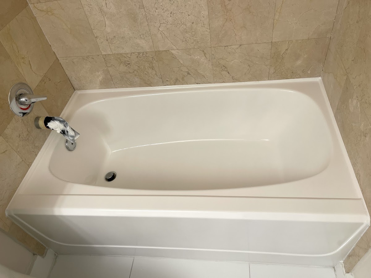 Florida Bathtub Refinishing Contractor in Miami, FL photo
