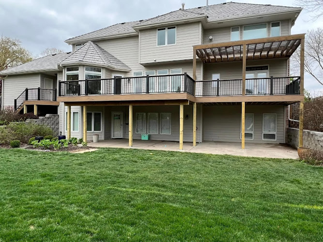 Hunt Home Remodeling - Omaha Custom Deck Builder Contractor in Bennington, NE photo