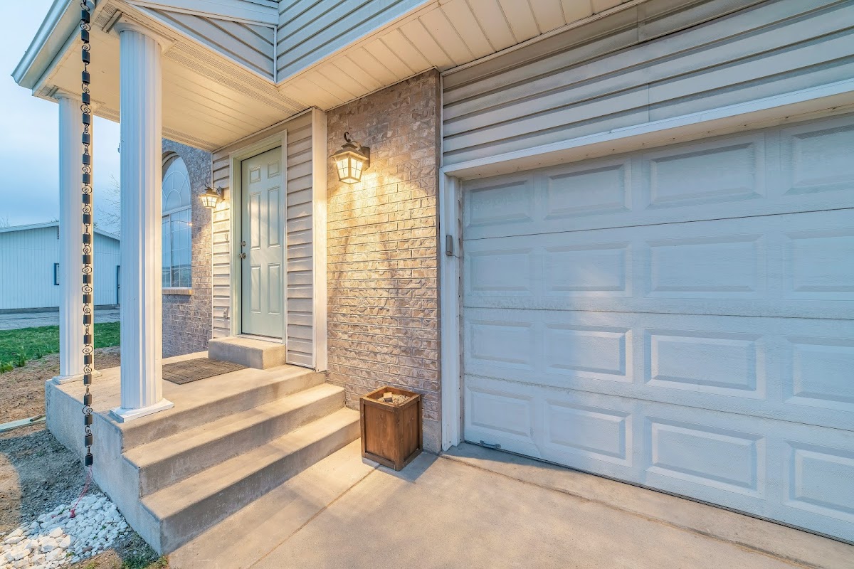 Lyle's Garage Door Service Garage Door Repair in Sioux City, IA photo