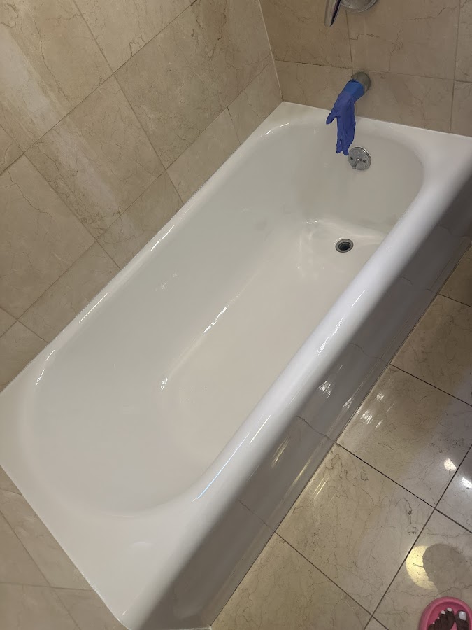 Odorless Bathtub Refinishing Contractor in Chicago, IL photo
