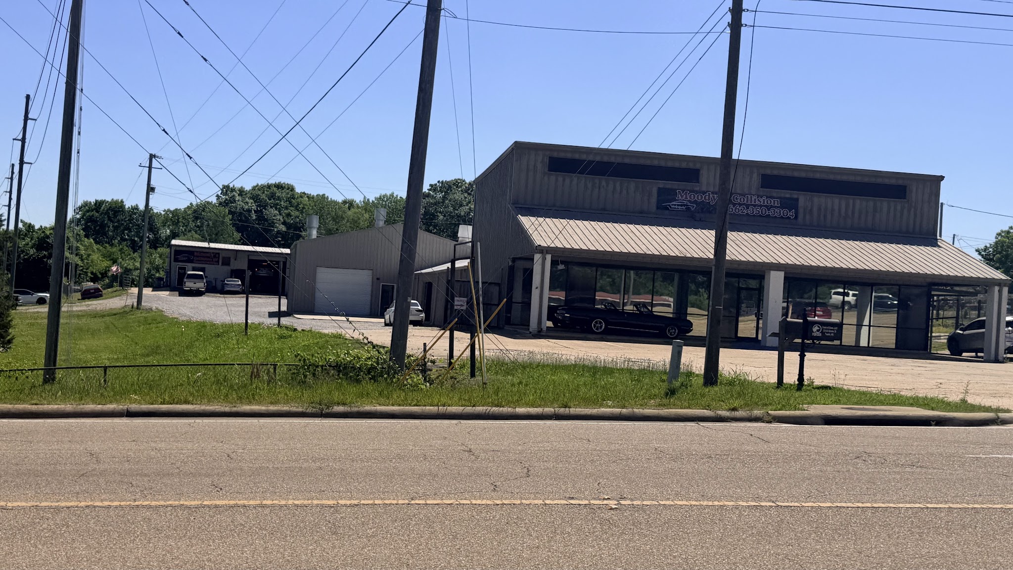 Moodys Collision Auto Body Shop in S Gloster St, MS photo