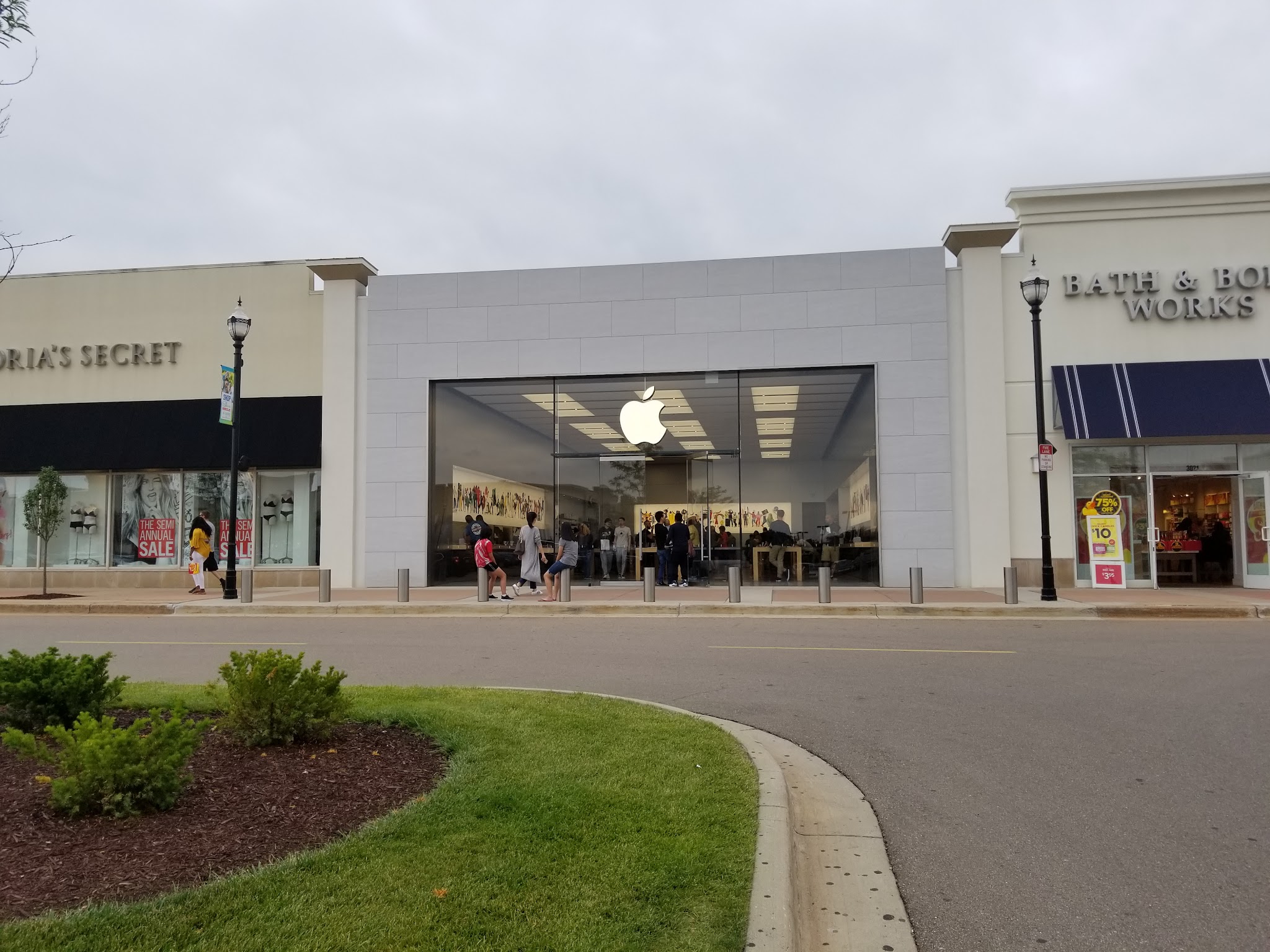 Apple Eastwood Towne Center Electronics Repair Shop in Lansing, MI photo