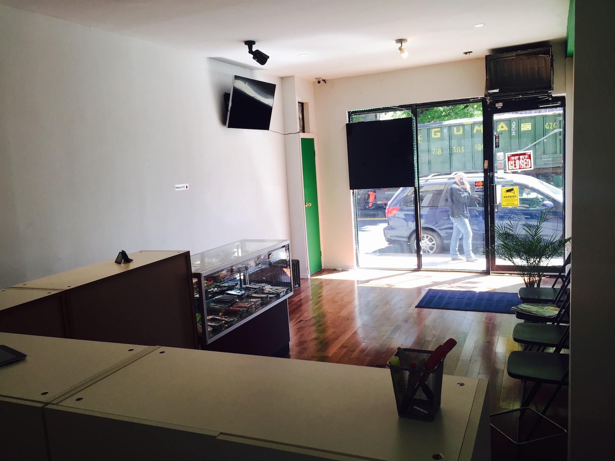 Ozo Geeks - Mobile Laptop & Macbook Repair Service Store Phone Repair Service in Brooklyn, NY photo